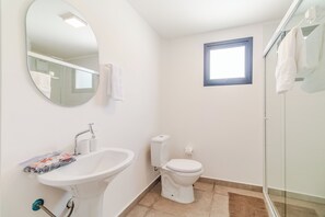 Klassiek appartement, uitzicht op binnenplaats | Badkamer