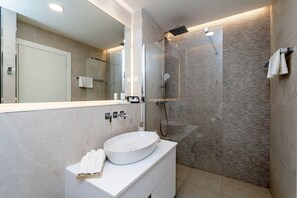 Dusche, Haartrockner, Handtücher, Seife