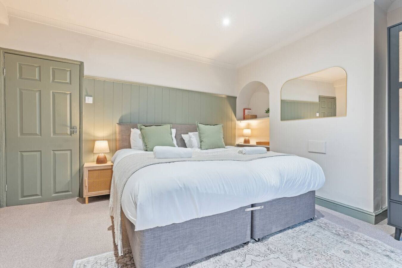 Iron/ironing board, WiFi, bed sheets