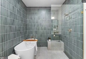 Shower, hair dryer, towels, soap - Charming Retreat in Trendy NoLibs - 2 Beds/2 Baths (Philadelphia)