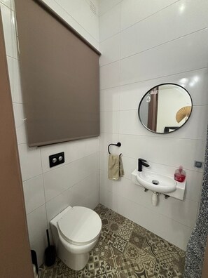 Hair dryer, towels, soap, toilet paper - Charming apartment in beautiful Il-Fgura (Il-Fgura)