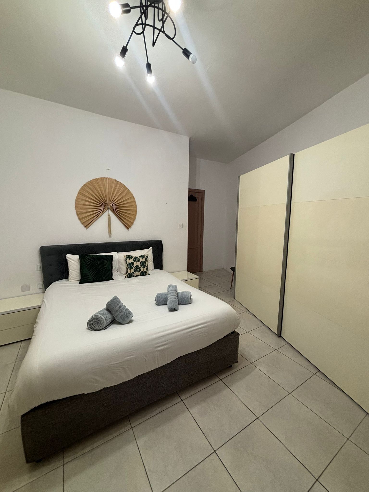 1 slaapkamer, een strijkplank/strijkijzer, wifi, beddengoed