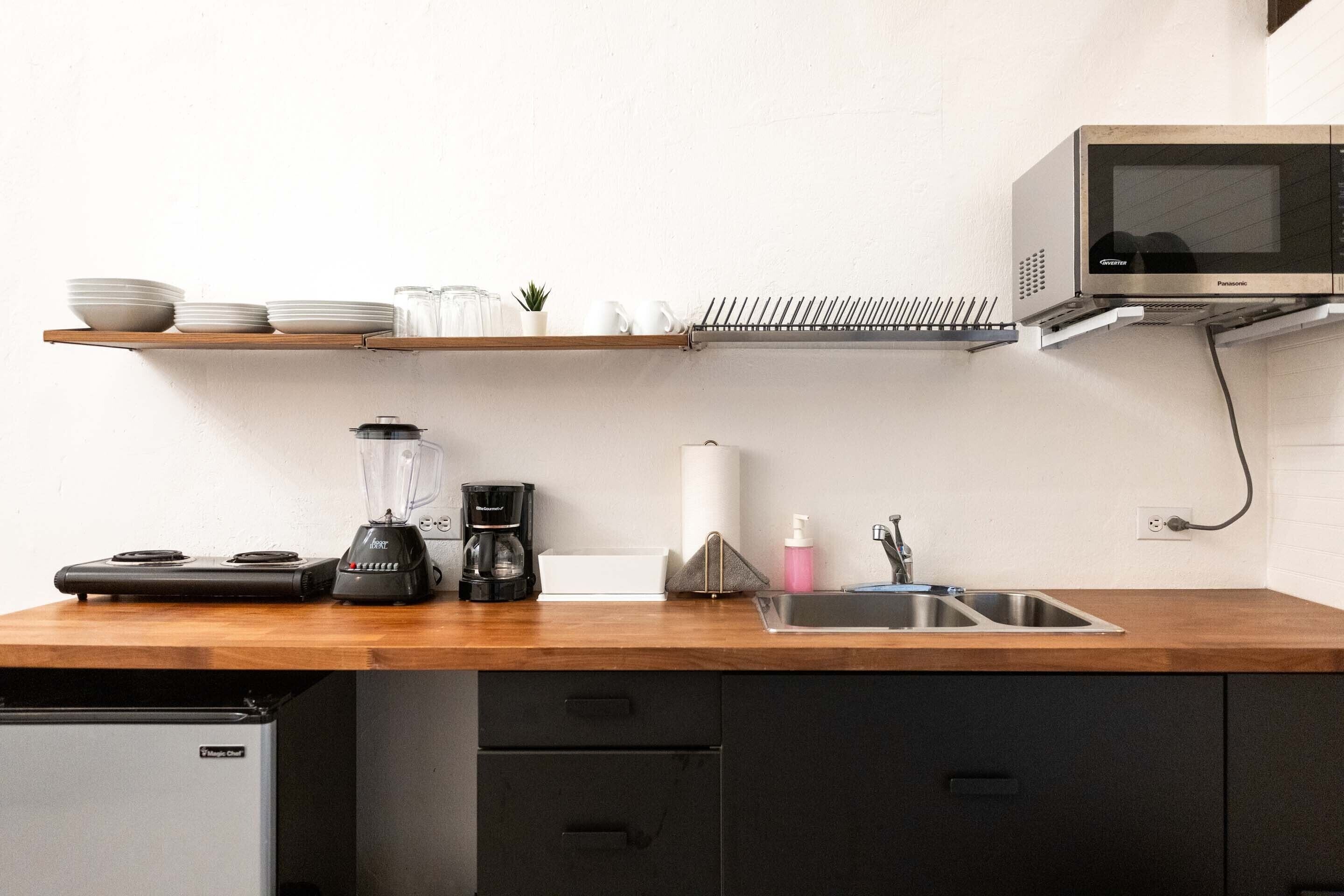 Loft | Private kitchenette | Coffee/tea maker, mini-fridge, microwave, stovetop