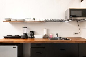 Private kitchenette - Elokut Apartments by Stay with Bear (San Juan)