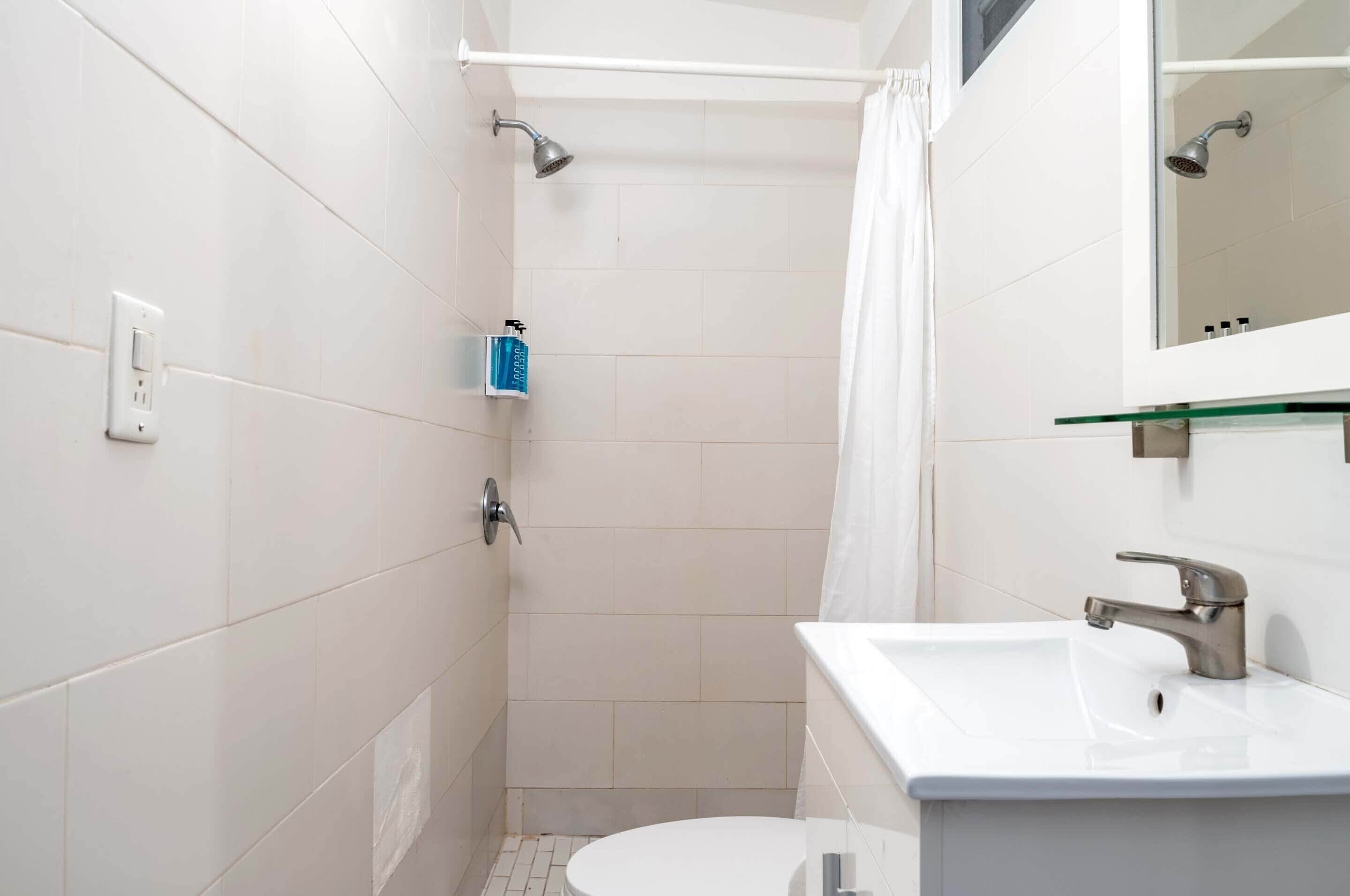 Loft | Bathroom | Shower, free toiletries, hair dryer, towels