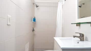 Loft | Bathroom | Shower, free toiletries, hair dryer, towels