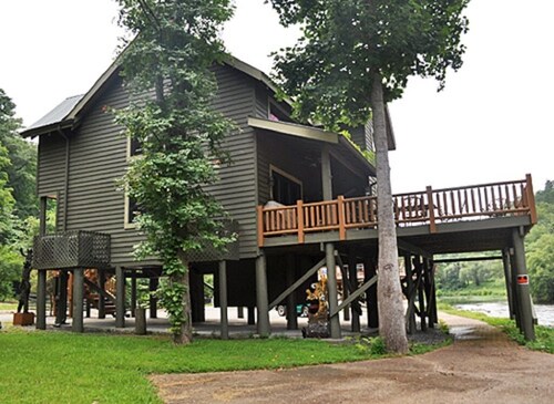 Spacious 5-bedroom house in charming Tellico Plains with AC and RIVERVIEW
