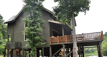 Spacious 5-bedroom house in charming Tellico Plains with AC and RIVERVIEW
