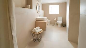 Douche, sĂšche-cheveux, serviettes fournies