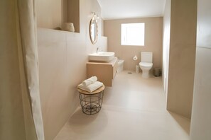 Douche, sèche-cheveux, serviettes fournies