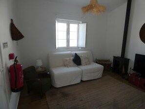 Een televisie en een open haard