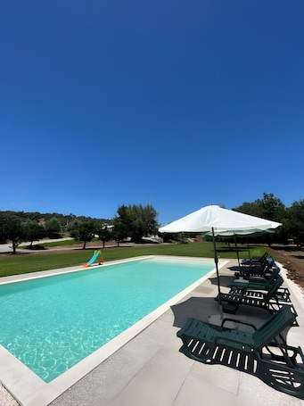 Pool. Deluxe Suite Room with Shared Pool, Wi-Fi and Air Conditioning