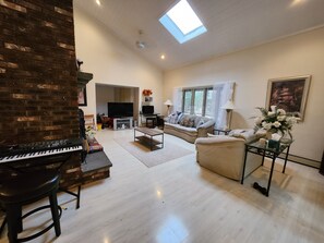 Smart-tv, eldstad, tv-spel och dvd-spelare