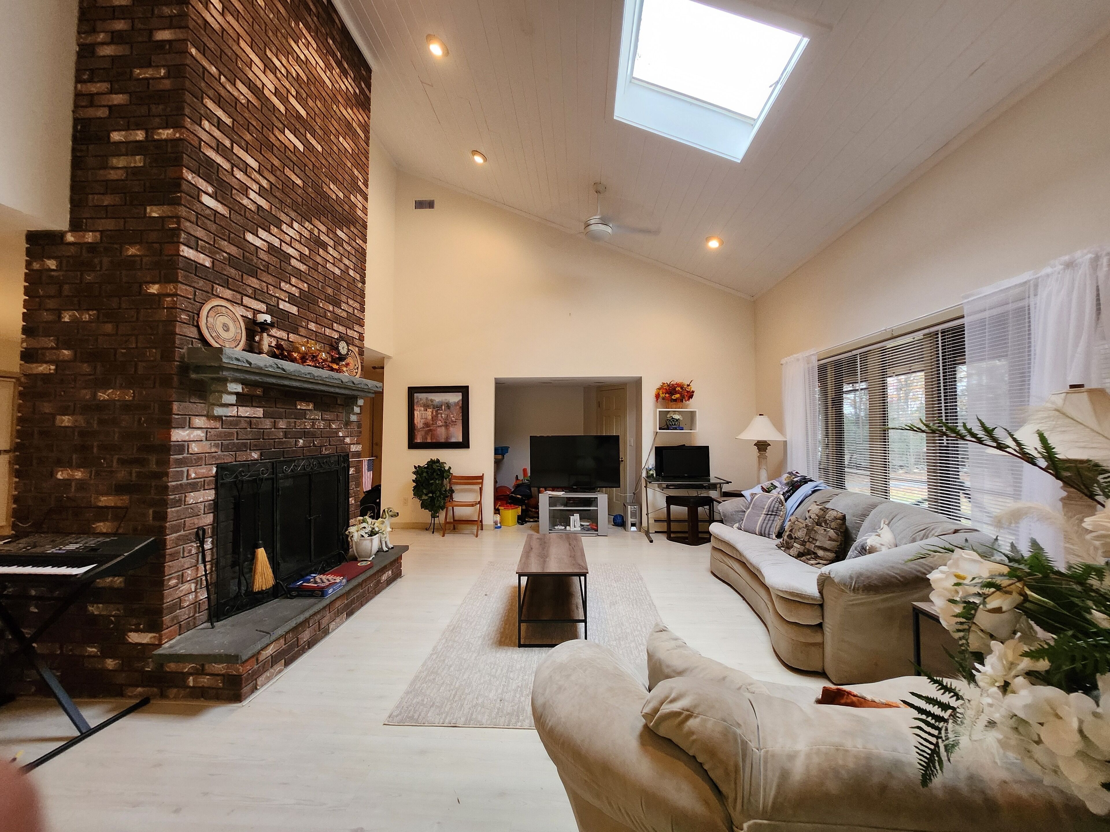 Smart-tv, eldstad, tv-spel och dvd-spelare