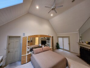 3 bedrooms, desk, iron/ironing board, free WiFi - 3 Bedroom Hot Tub, Huge, Rustic, Wooded, Quiet, Adventurers, Business, Groups. (Montgomery)