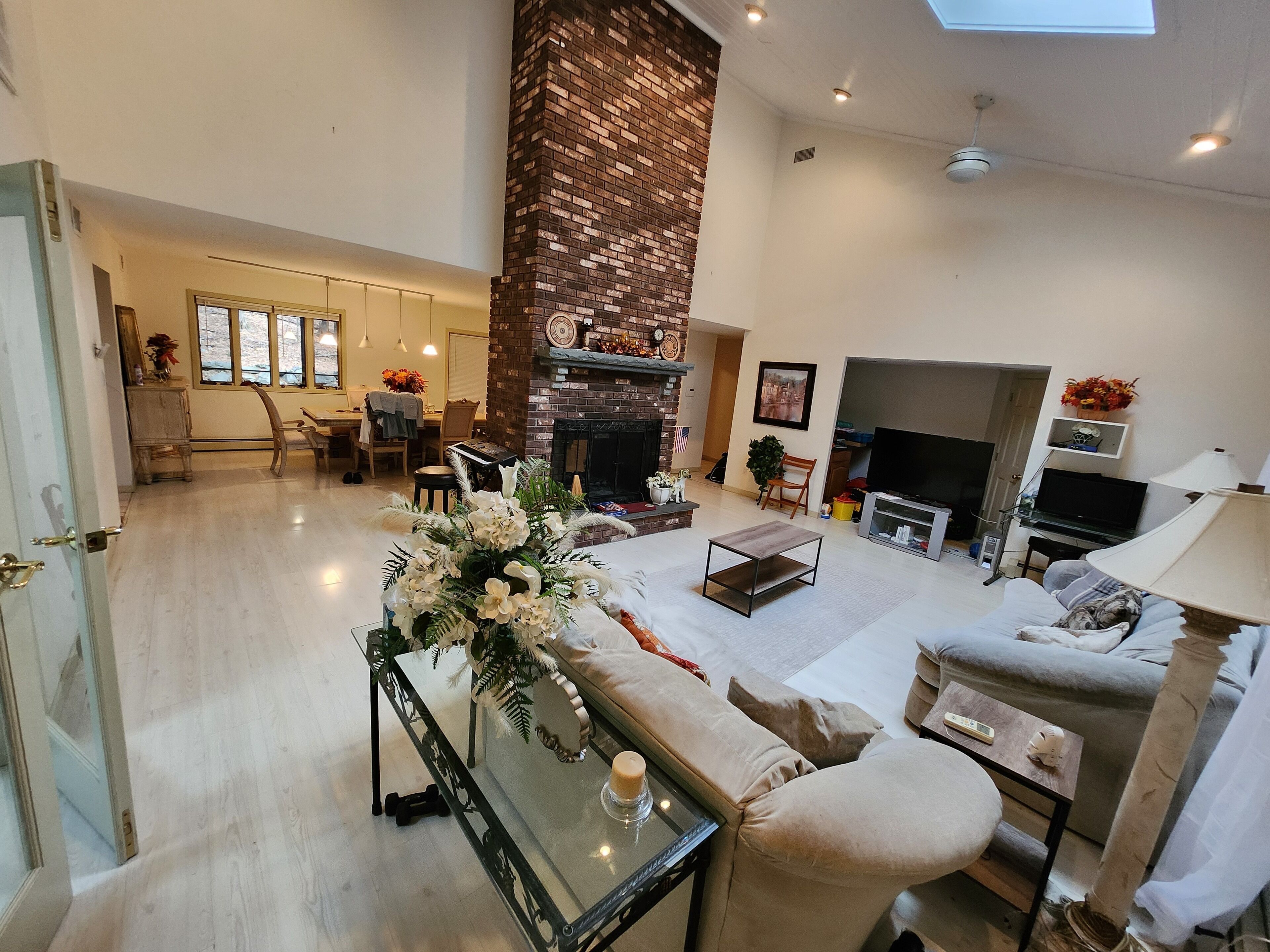 Téléviseur connecté, foyer, jeux vidéo, lecteur de DVD