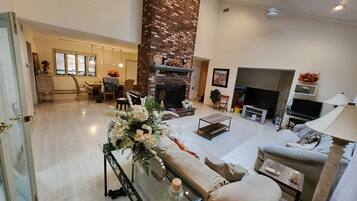 Téléviseur connecté, foyer, jeux vidéo, lecteur de DVD