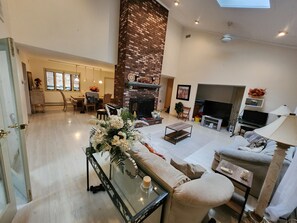 Una Smart TV, una chimenea, videojuegos, un reproductor de DVD