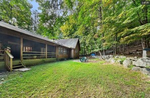 Terrace/patio - 3 Bedroom Hot Tub, Huge, Rustic, Wooded, Quiet, Adventurers, Business, Groups. (Montgomery)