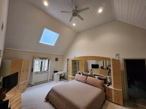 3 bedrooms, desk, iron/ironing board, free WiFi - 3 Bedroom Hot Tub, Huge, Rustic, Wooded, Quiet, Adventurers, Business, Groups. (Montgomery)
