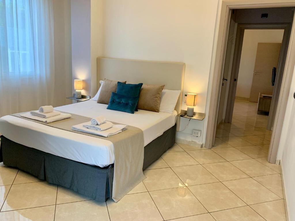 Suite familiar, balcón, vista a la ciudad | Espacio para trabajar con laptop y insonorización 