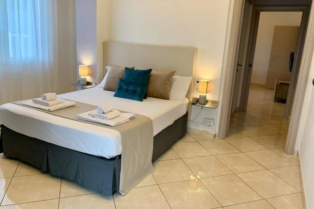 Suite familiar, balcón, vista a la ciudad | Espacio para trabajar con laptop y insonorización