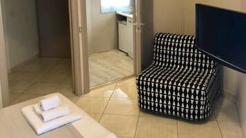 Deluxe-Studio, Stadtblick | Wohnbereich | Fernseher