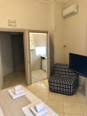 Deluxe Studio, City View | Living area - TUANIS NAPOLI (Naples)