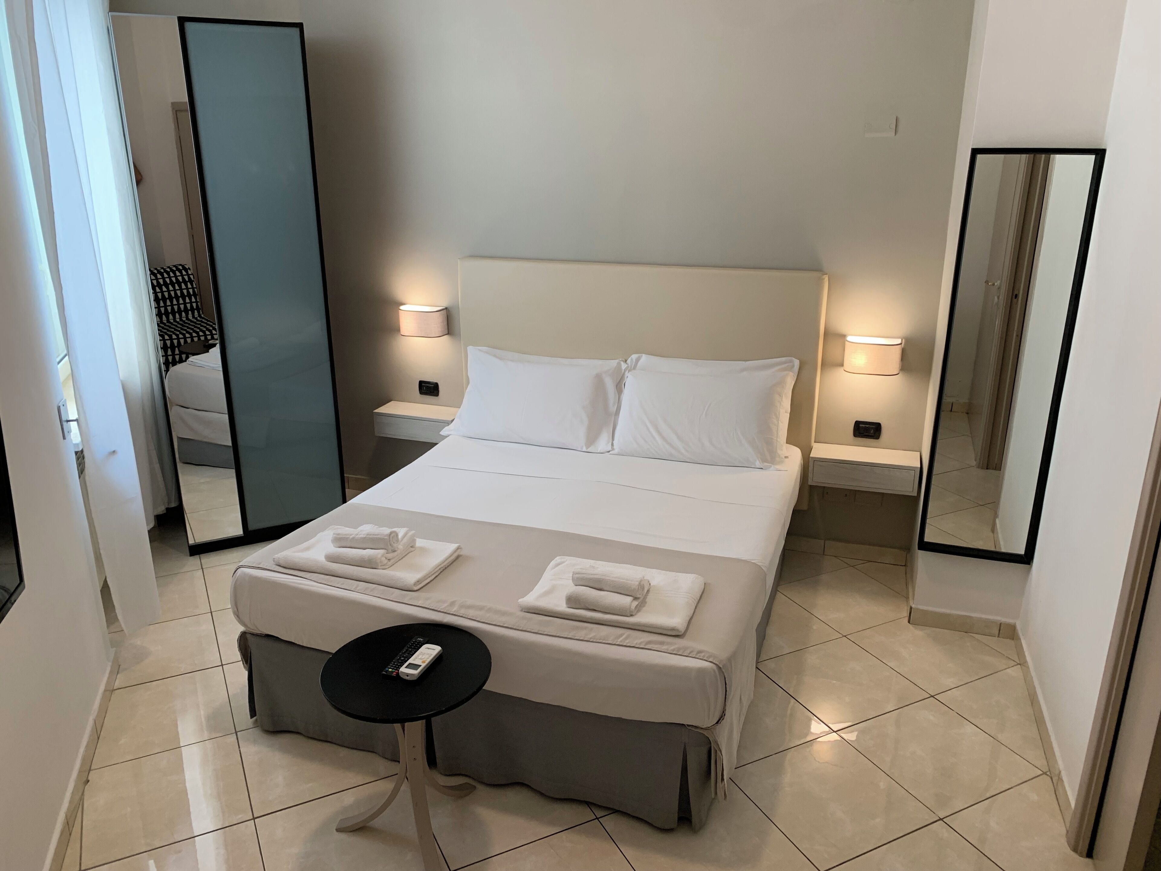 Estudio Deluxe, vista a la ciudad | Espacio para trabajar con laptop y insonorización 