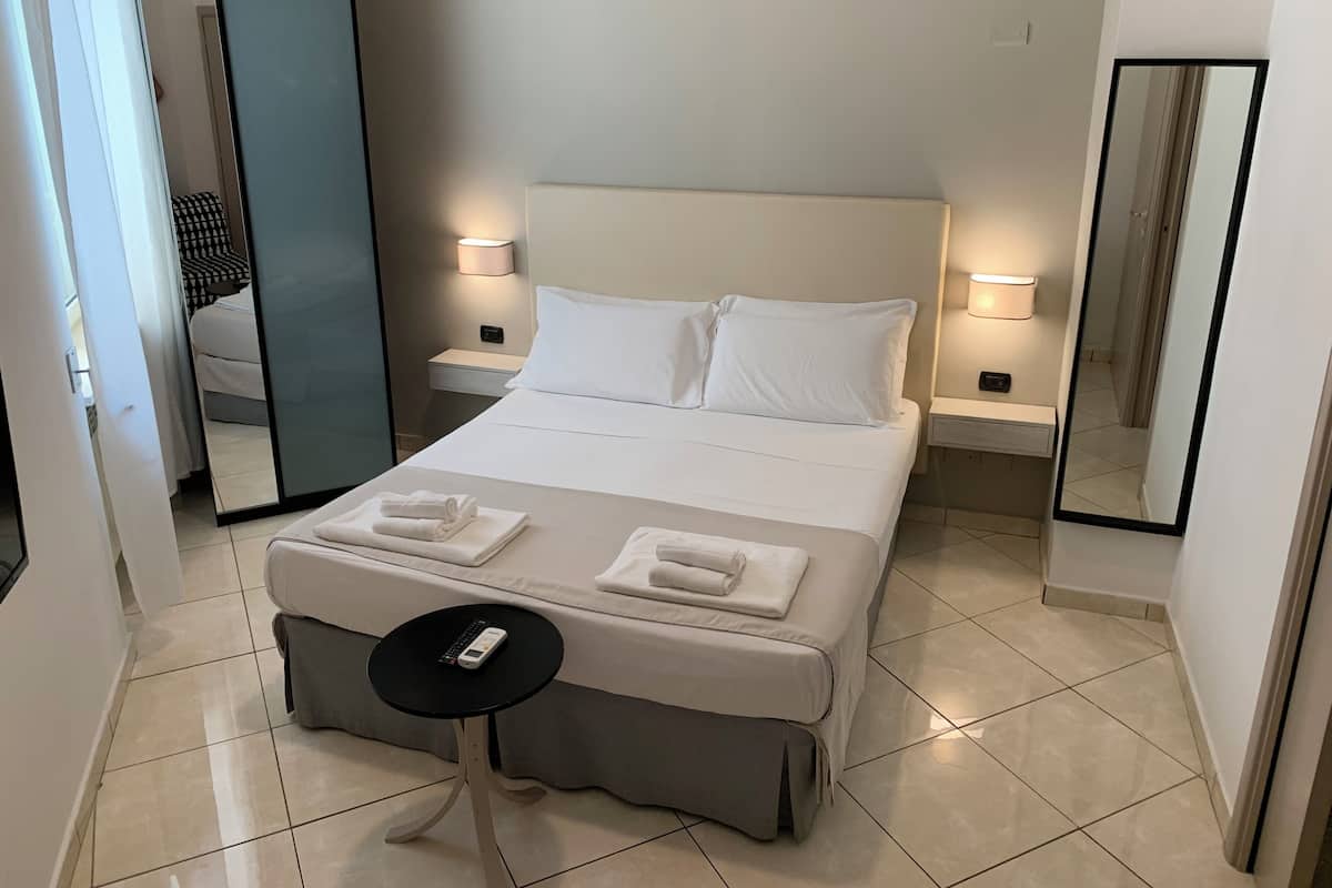 Estudio Deluxe, vista a la ciudad | Espacio para trabajar con laptop y insonorización