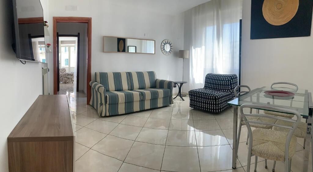 Familien-Suite, Balkon, Stadtblick | Wohnbereich | Fernseher