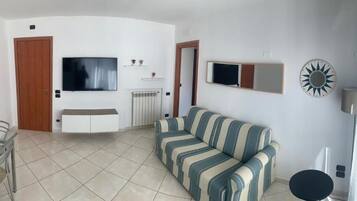 Family Suite, Balcony, City View | Living area