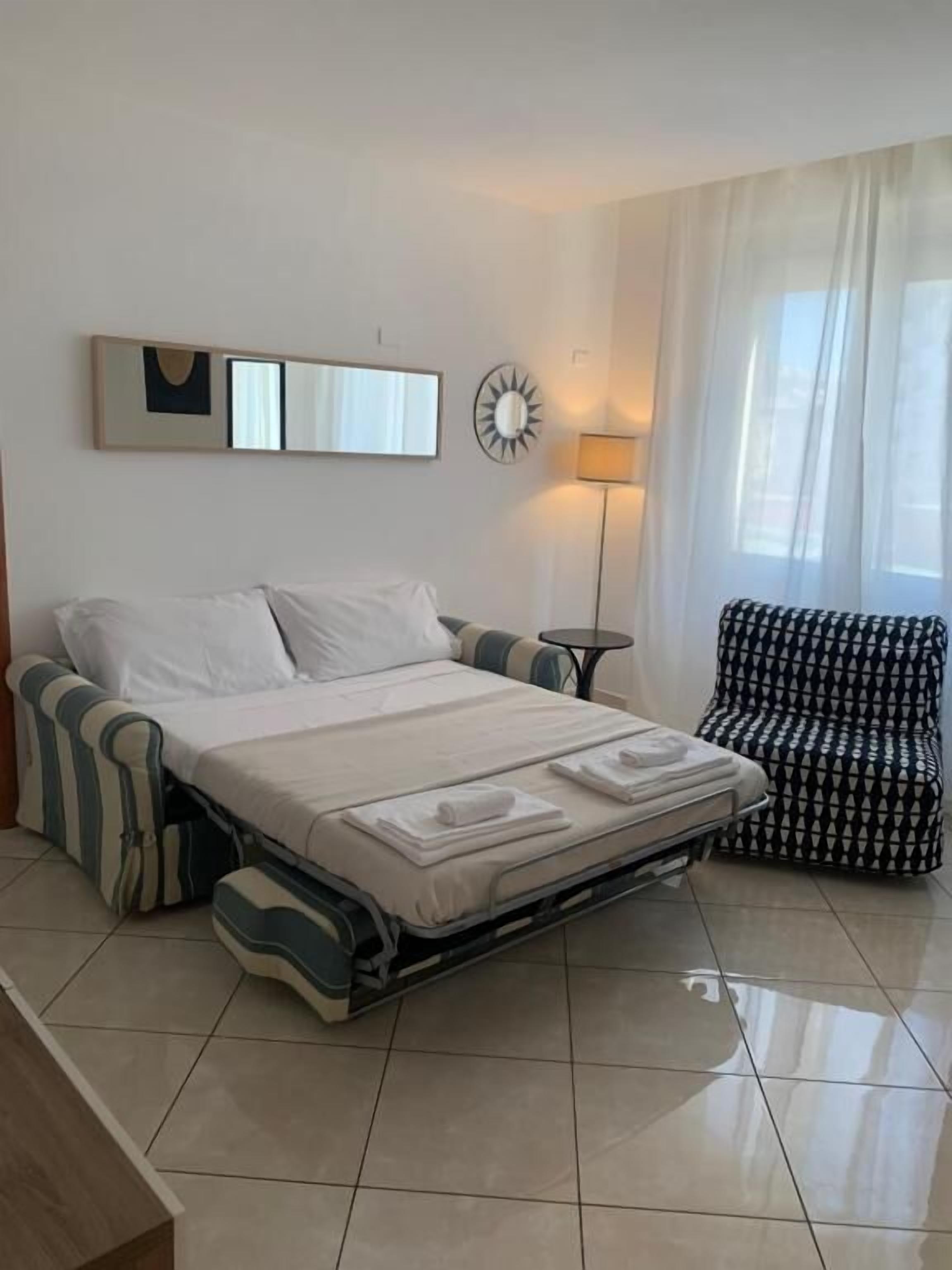 Laptop workspace, soundproofing, iron/ironing board, free WiFi