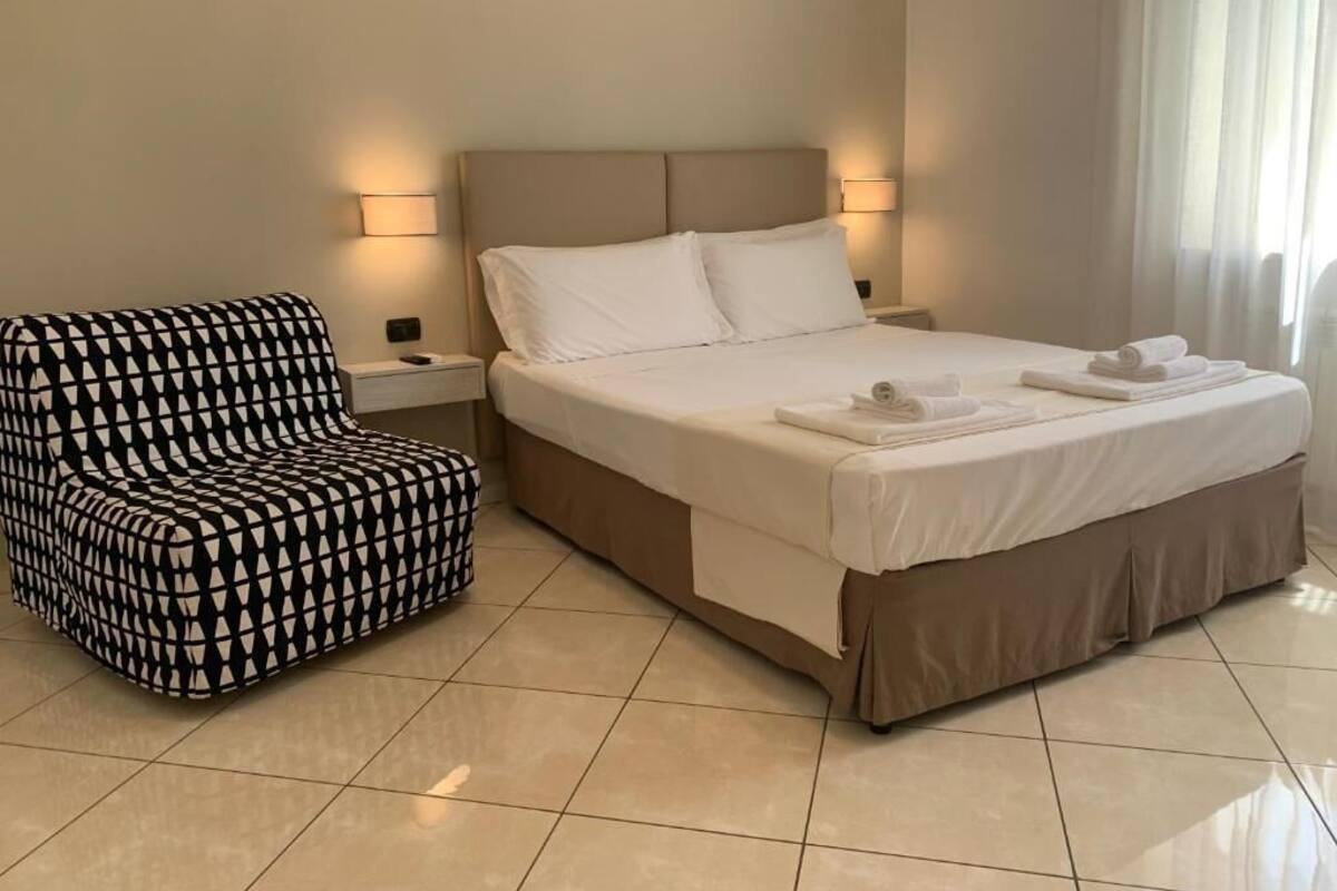 Laptop workspace, soundproofing, iron/ironing board, free WiFi