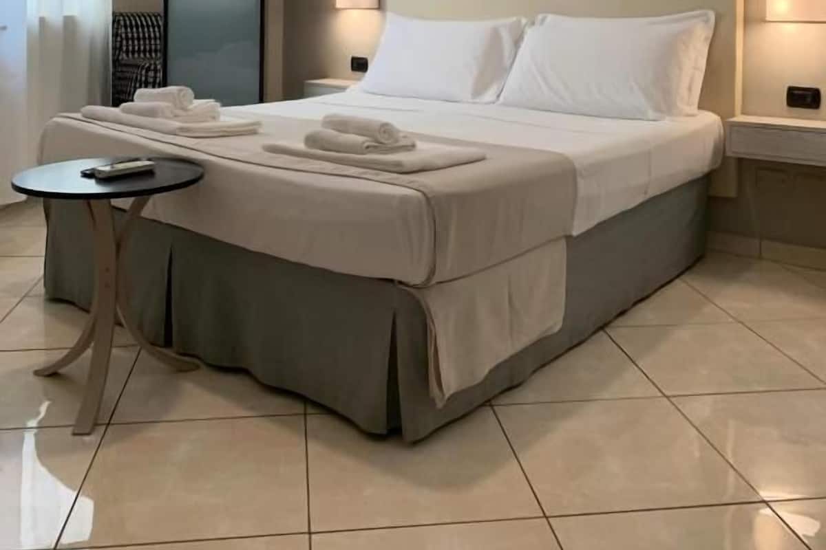 Estudio Deluxe, vista a la ciudad | Espacio para trabajar con laptop y insonorización