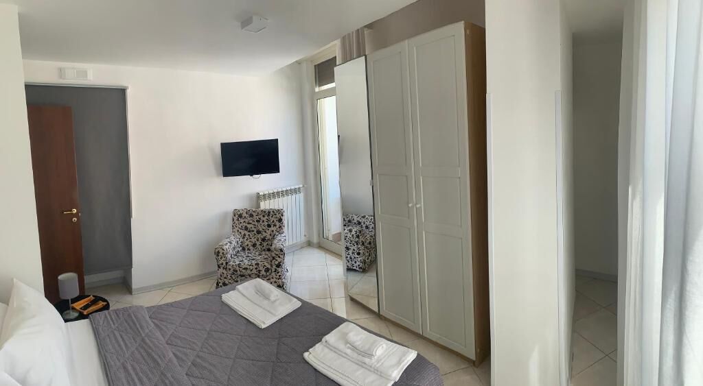 Laptop workspace, soundproofing, iron/ironing board, free WiFi