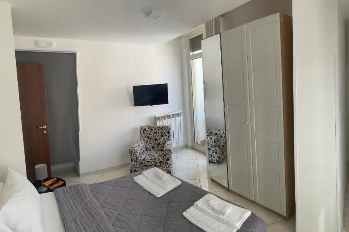 Laptop workspace, soundproofing, iron/ironing board, free WiFi