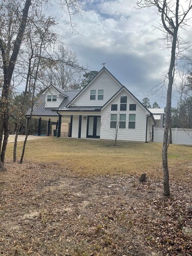 LAKE ACCESS! Cozy 3 bed 3 bath home with 2 living areas at Lake Sam Rayburn