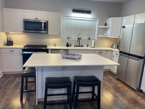 Fridge, microwave, oven, stovetop - Cozy 3 bed 3 bath home with 2 living areas at Lake Sam Rayburn-water access (Brookeland)