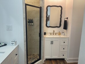 Shower, hair dryer, towels, soap - LAKE ACCESS! Cozy 3 bed 3 bath home with 2 living areas at Lake Sam Rayburn (Brookeland)