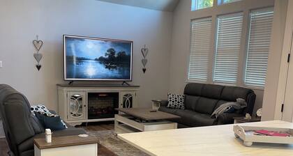 Cozy 3 bed 3 bath home with 2 living areas at Lake Sam Rayburn-water access