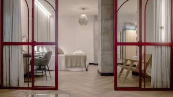 Tabla de planchar con plancha, cuna de viaje, wifi gratis y ropa de cama