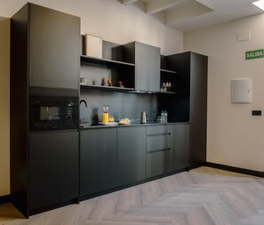 Mikrowelle, Toaster, Kochgeschirr/Geschirr/Besteck, Esstisch