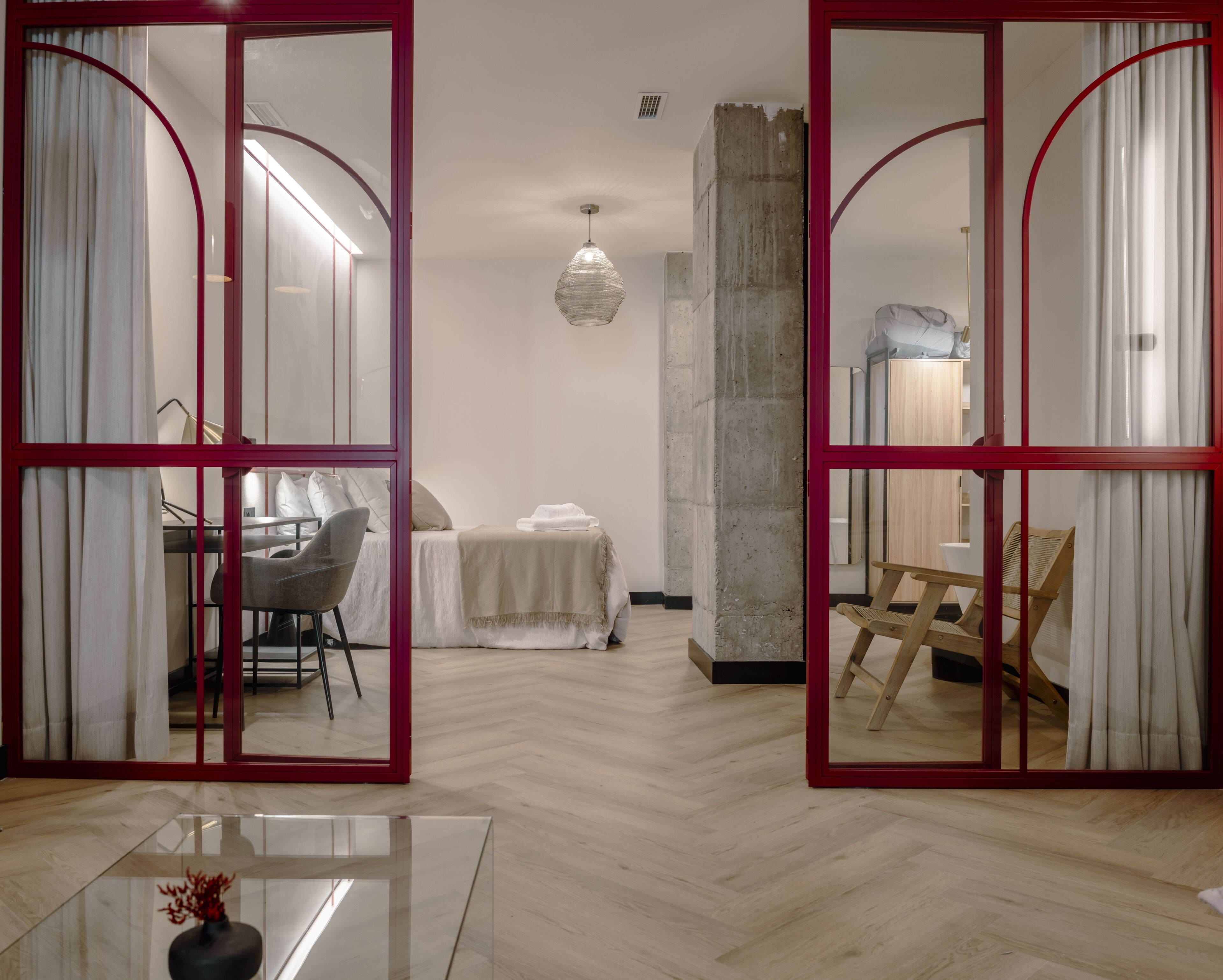 Een strijkplank/strijkijzer, reisbedje, gratis wifi, beddengoed