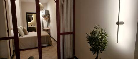 مكواة/لوح كي وسرير سفر وواي فاي مجانًا وملاءات أسرّة