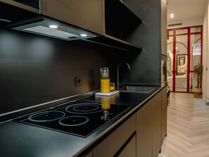 Micro-ondes, grille-pain, batterie de cuisine, vaisselle et ustensiles