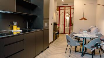 Microondas, tostadora, utensilios de cocina y comedor