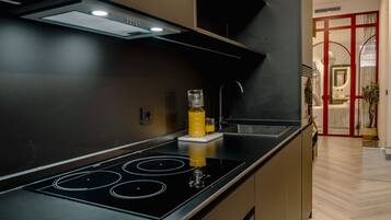 Microondas, tostadora, utensilios de cocina y mesa de comedor