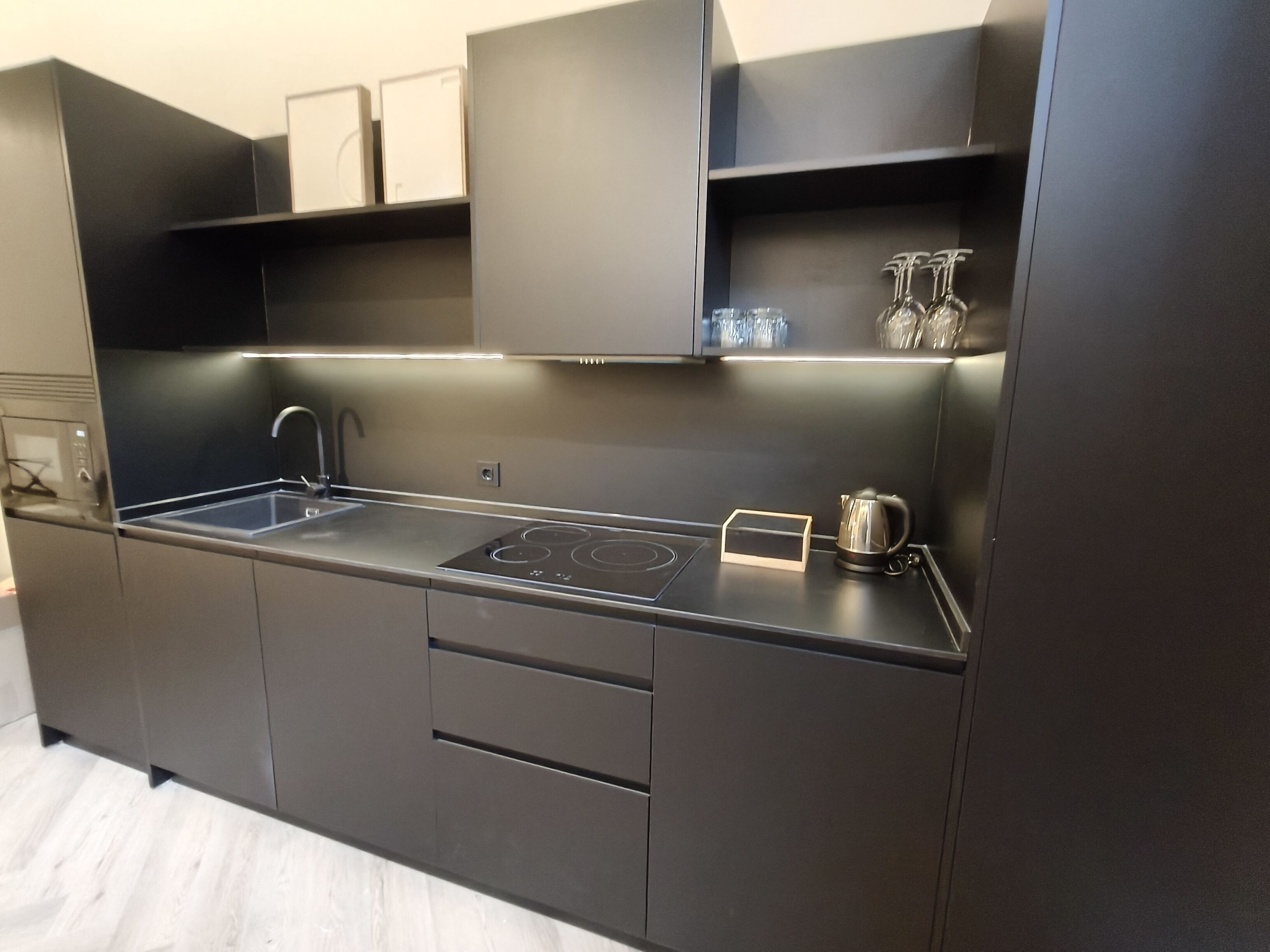 Mikrobølgeovn, brødrister, kjøkkenutstyr og spisebord