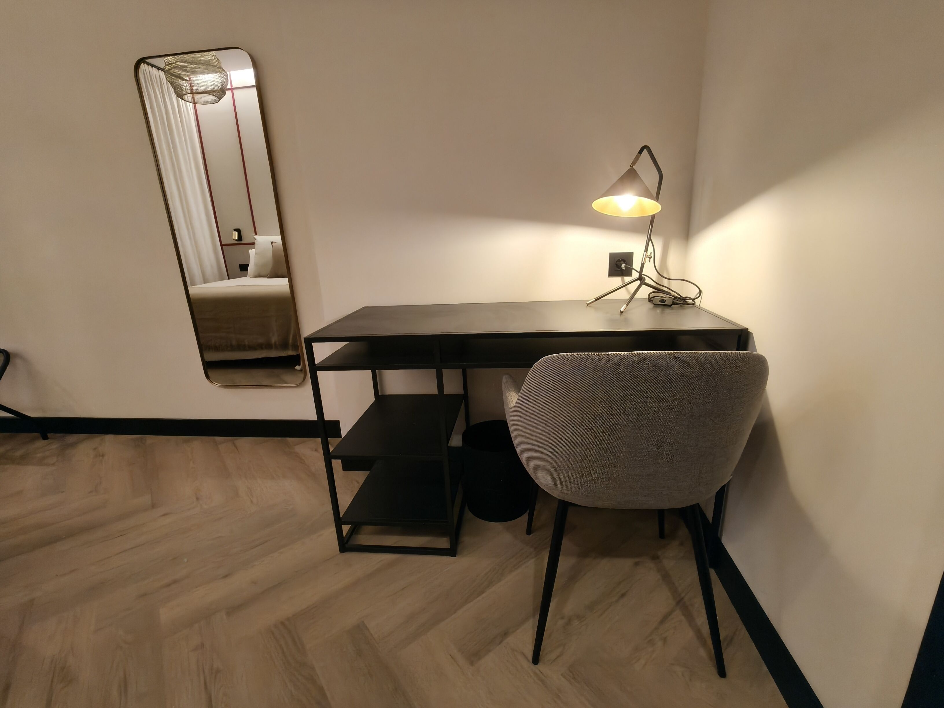 Fer et planche à repasser, lit parapluie, Wi-Fi gratuit, draps fournis